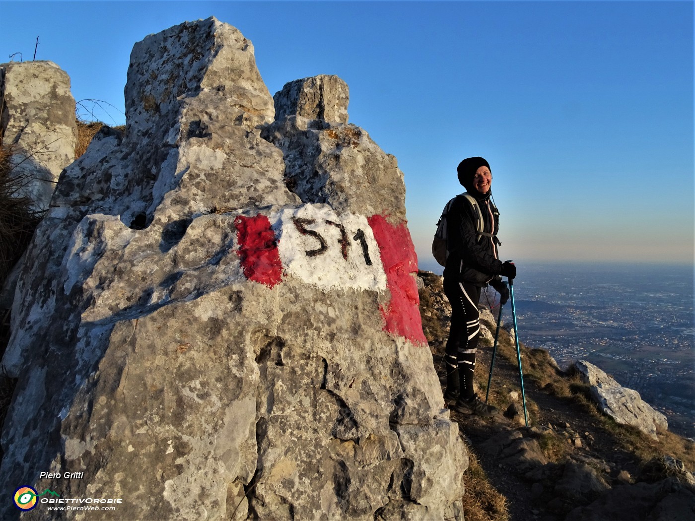 54 Sulla via del rientro mentre il sole si avvia al tramonto.JPG